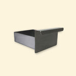 Bac récupérateur de graisses en acier pour plancha gaz Vivaplancha, vu en perspective sur fond beige.