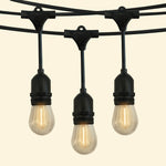 Guirlande lumineuse goutte avec ampoules LED à filament diffusant une lumière chaude, idéale pour une décoration extérieure élégante et conviviale.