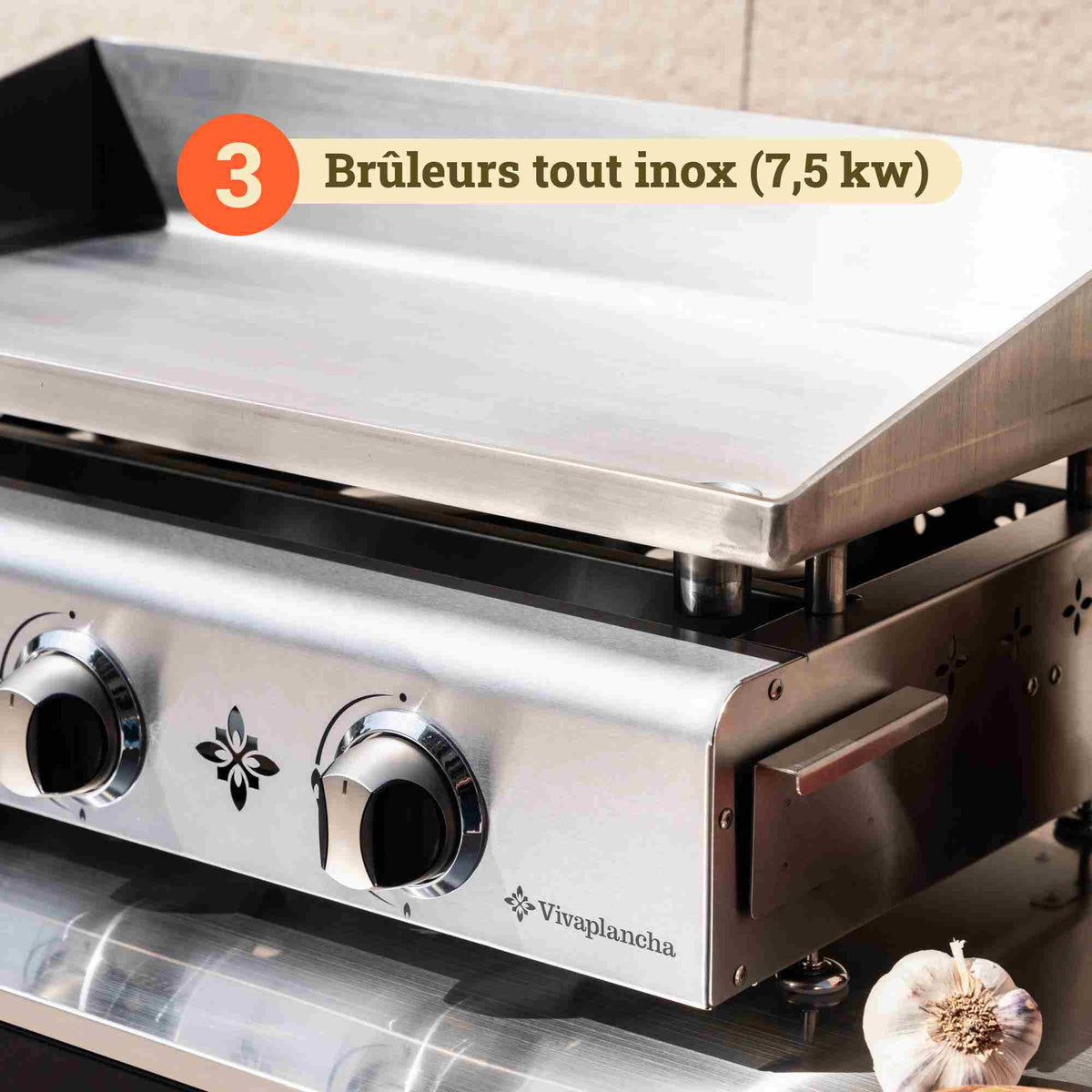 Close-up of the Vivaplancha plancha showing its three all-stainless steel burners (7.5 kW), with the control knobs on the front and a badge illustrating the burners' power.