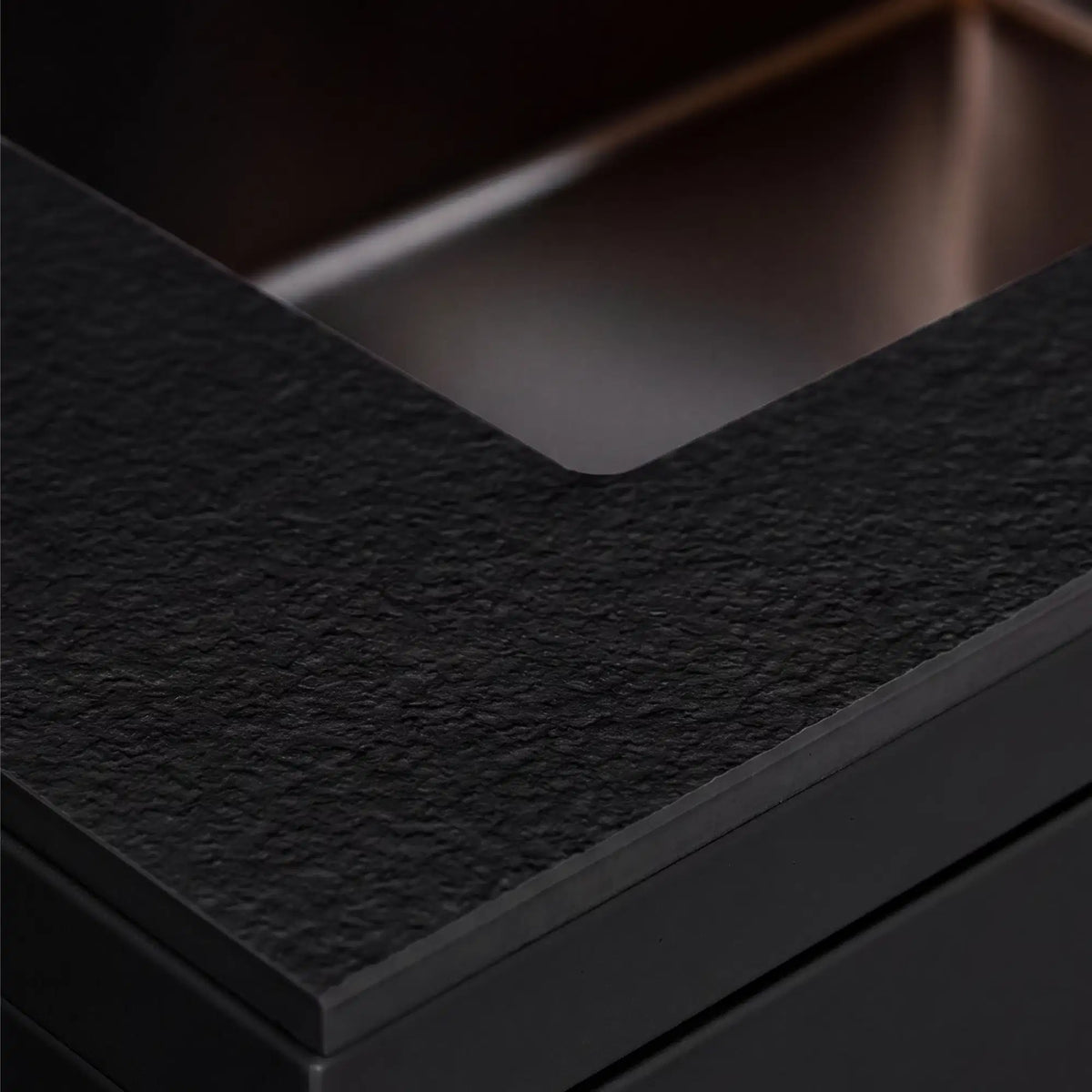 Deep black ceramic worktop detail with integrated Pilotis sink
::visuel:noir