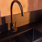 Matte black tap fitted on a Pilotis sink module with a black ceramic worktop
::visuel:noir