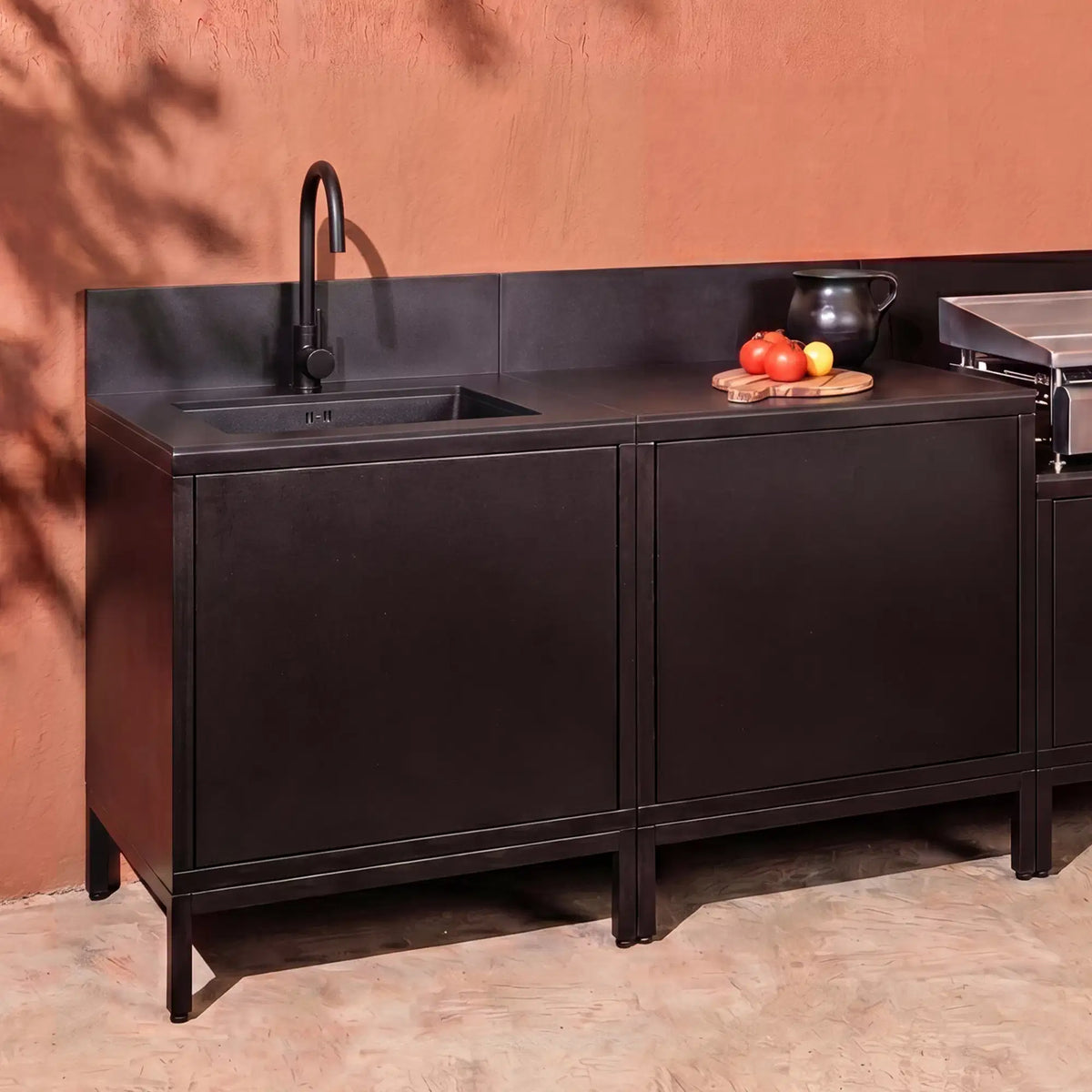 Deep black Pilotis outdoor kitchen with sink module, black ceramic worktop and griddle
::visuel:noir