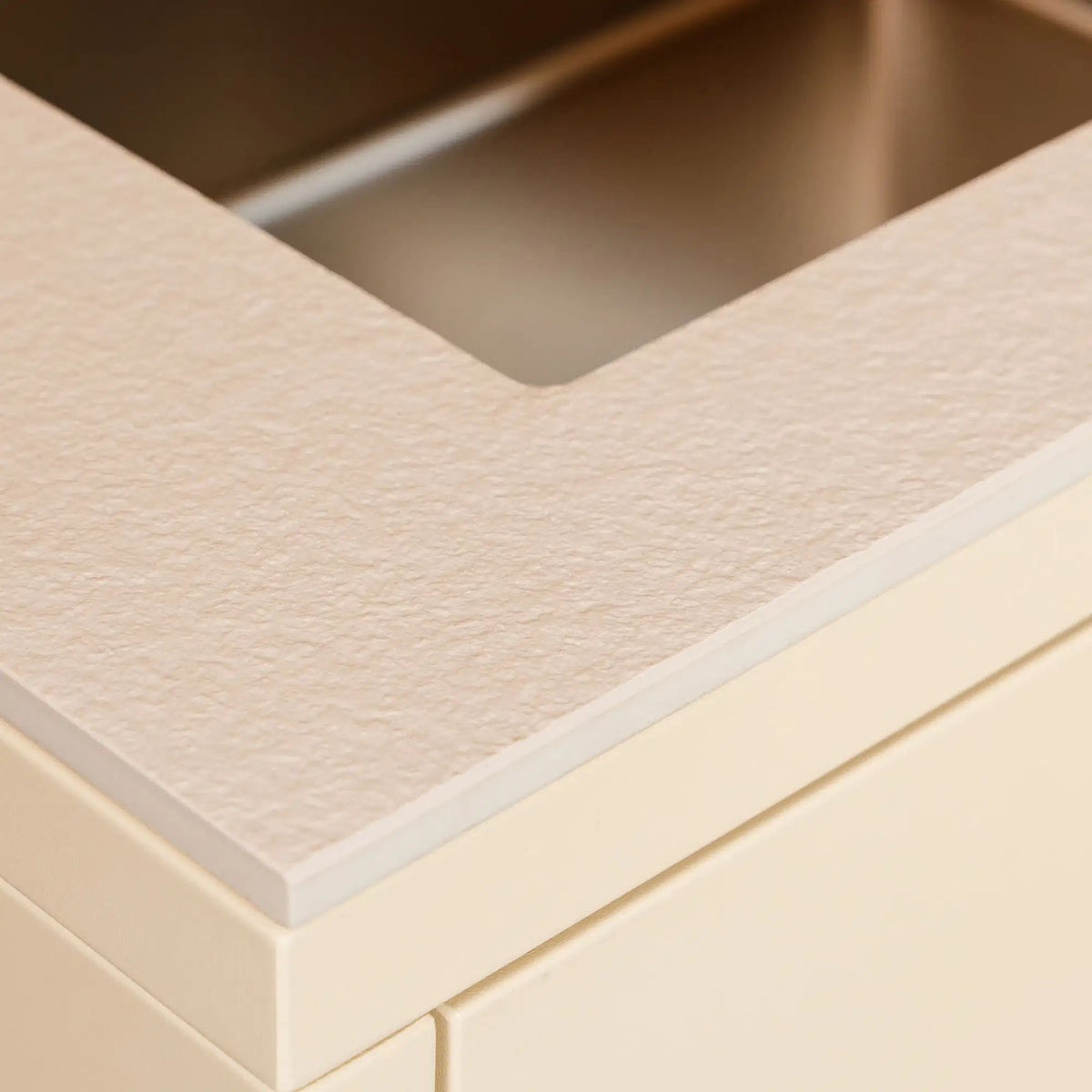 Cream-white ceramic worktop detail with built-in sink Pilotis
::visuel:creme