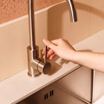 Stainless steel tap fitted on a Pilotis sink module with a cream-white ceramic worktop
::visuel:creme