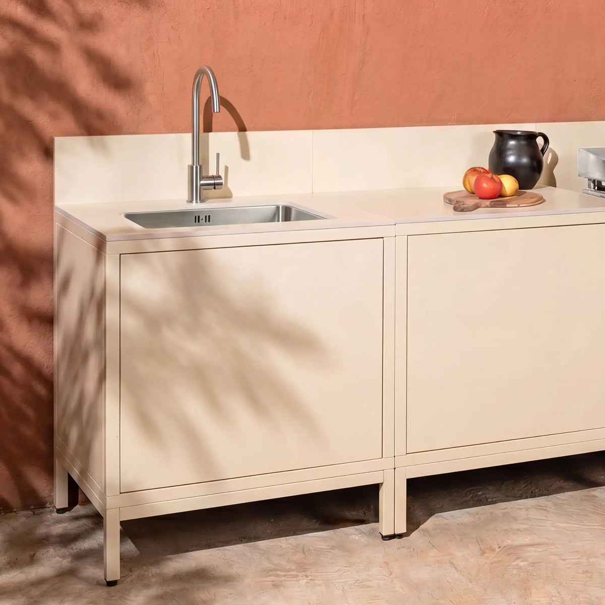 Cream white Pilotis outdoor kitchen with sink module, light ceramic worktop and griddle
::visuel:creme