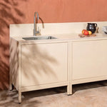 Cream white Pilotis outdoor kitchen with sink module, light ceramic worktop and griddle
::visuel:creme