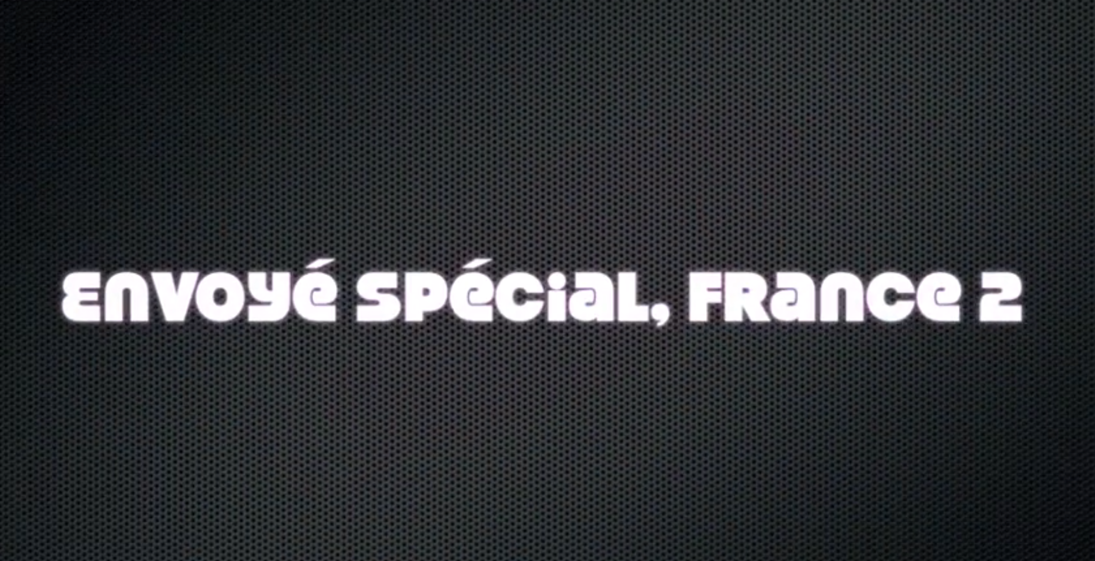 Introductory screen displaying the text “Envoyé spécial, France 2” on a dark, textured background.