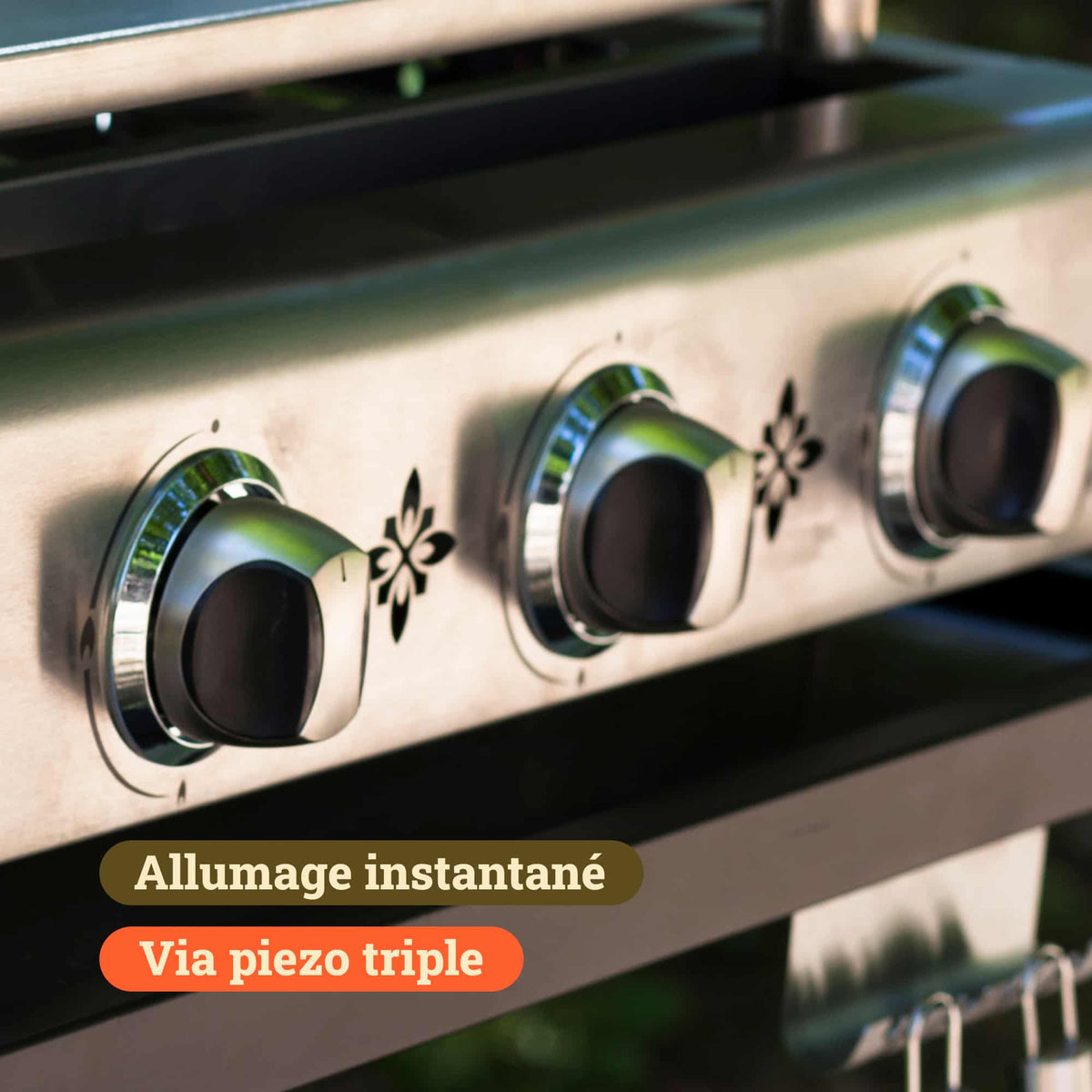 Close-up of the three control knobs on the Vivaplancha plancha, with a caption reading "Instant ignition – Via triple piezo".