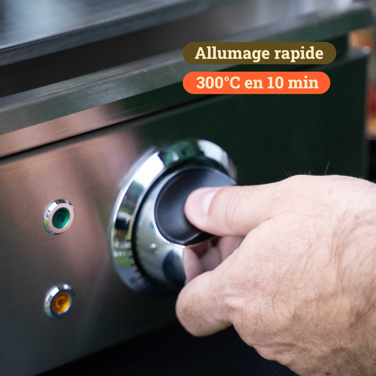Hand adjusting the control knob of a Vivaplancha plancha, with the labels “Quick ignition” and “300°C in 10 min” displayed on the screen.