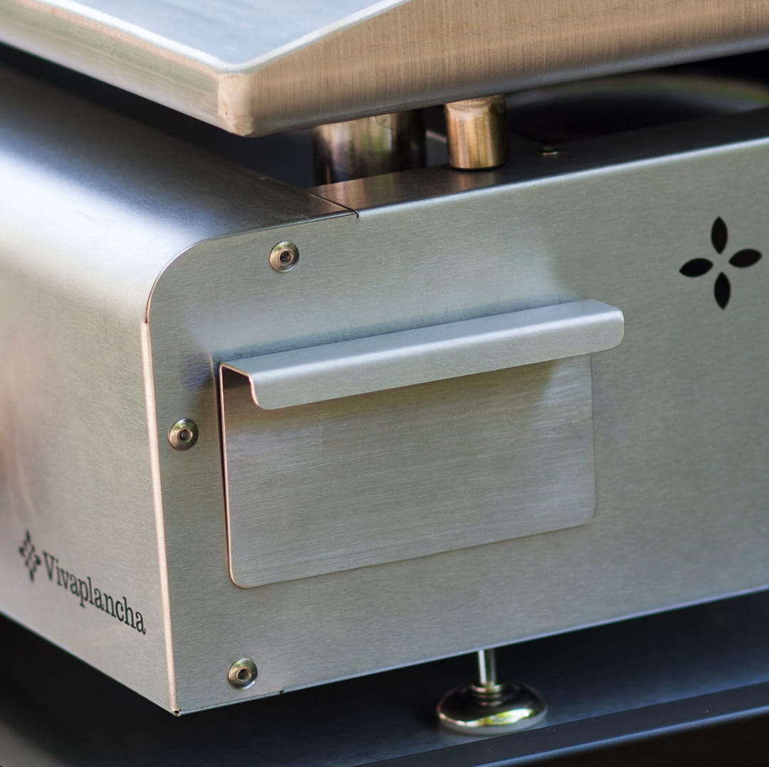 Zoom sur le bac récupérateur de graisses en inox de la plancha Vivaplancha, positionné à l’arrière du châssis pour une collecte facile.