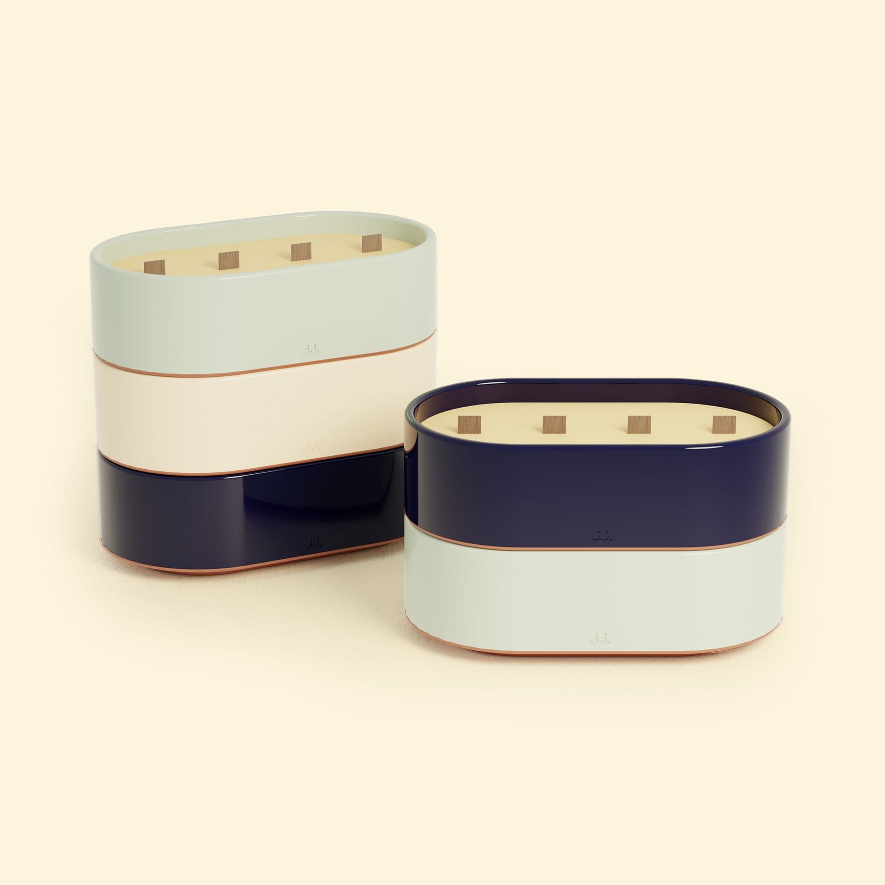 Bougies Totem L Bleu marine – Citronnelle & Sel de mer et Vert d’eau – Citronnelle & Eucalyptus, deux grandes bougies ovales à triple mèche en bois, posées sur un fond beige clair.