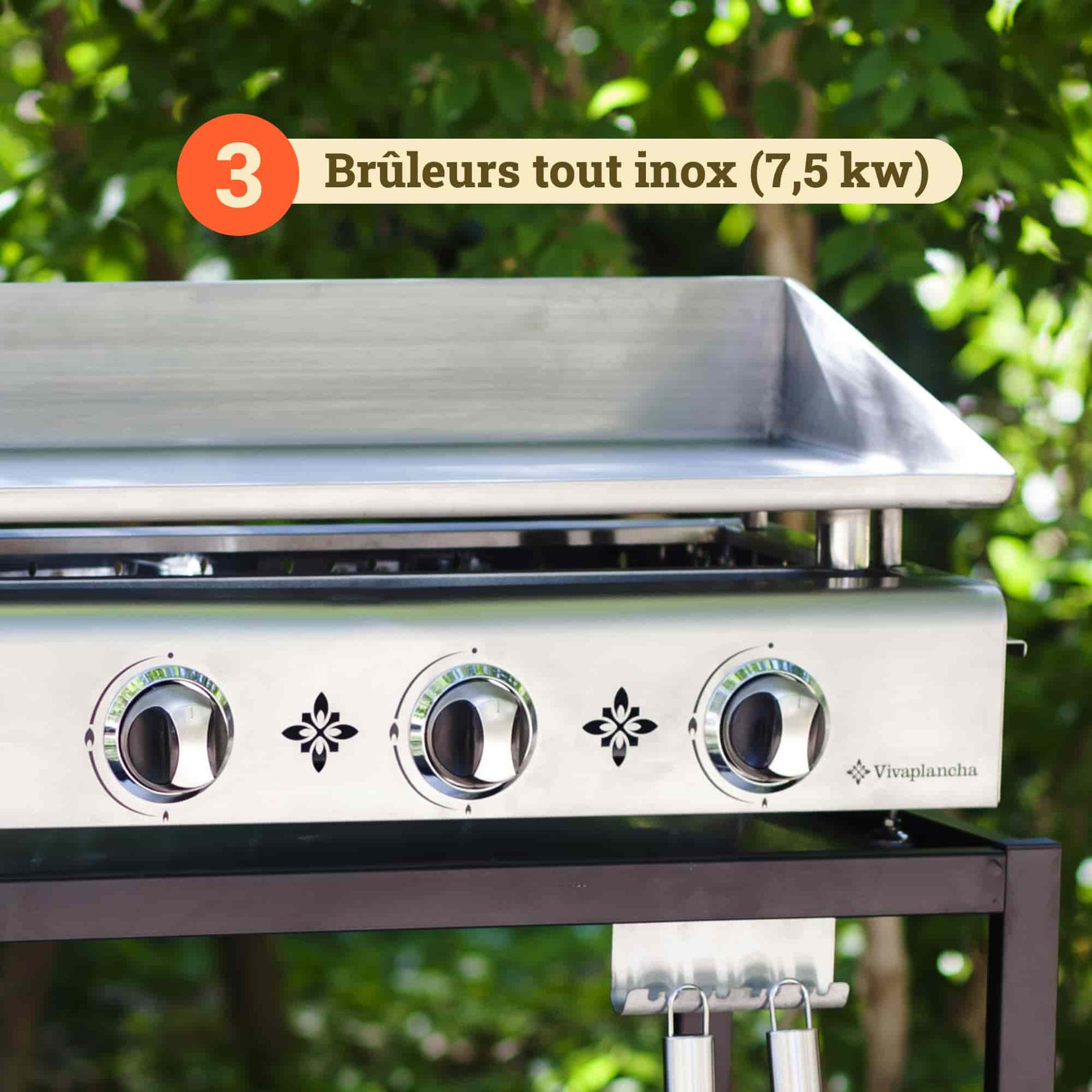 Close-up of the Vivaplancha plancha showing its three all-stainless steel burners (7.5 kW), with the control knobs on the front and a badge illustrating the burners' power.
