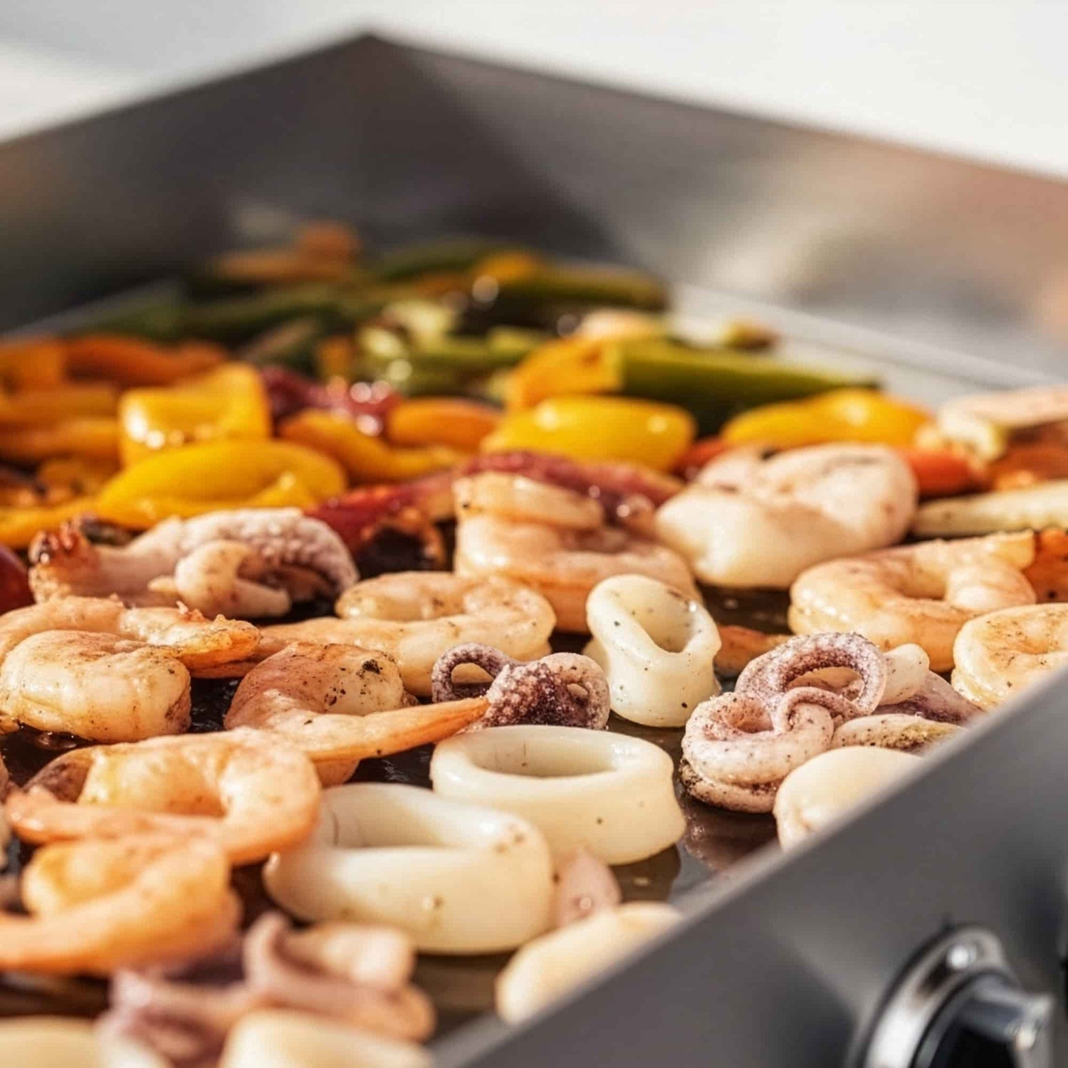 Seafood and vegetables cooked on the Vivaplancha gas griddle, even cooking and perfect searing