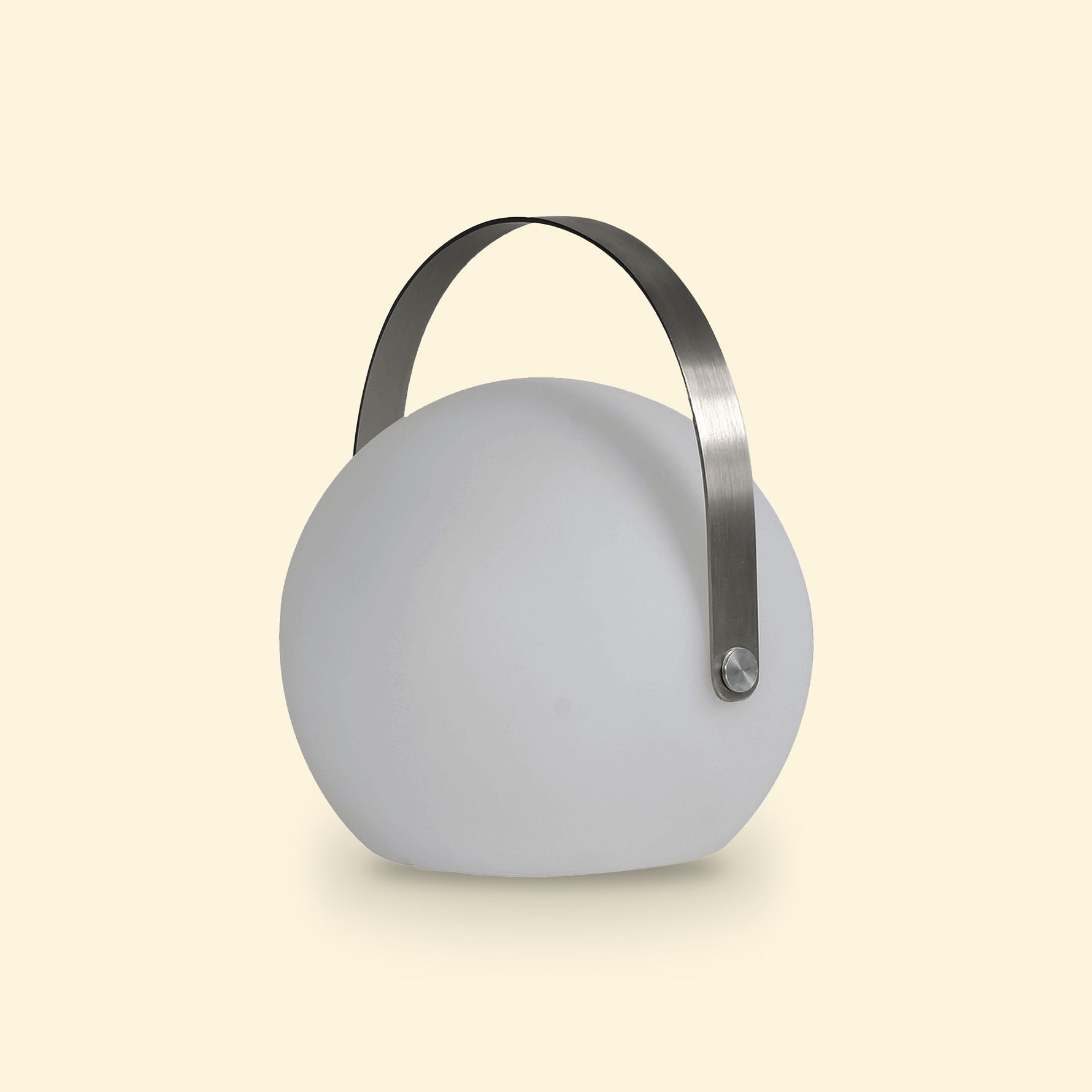 Lampe ronde d’extérieur solaire éteinte, avec anse métallique arquée, posée sur un fond beige clair.