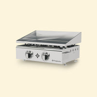 Plancha gaz Vivaplancha Flamenco en inox, équipée de deux grands brûleurs et d’une plaque de cuisson en acier inoxydable, présentée sur fond uni beige.