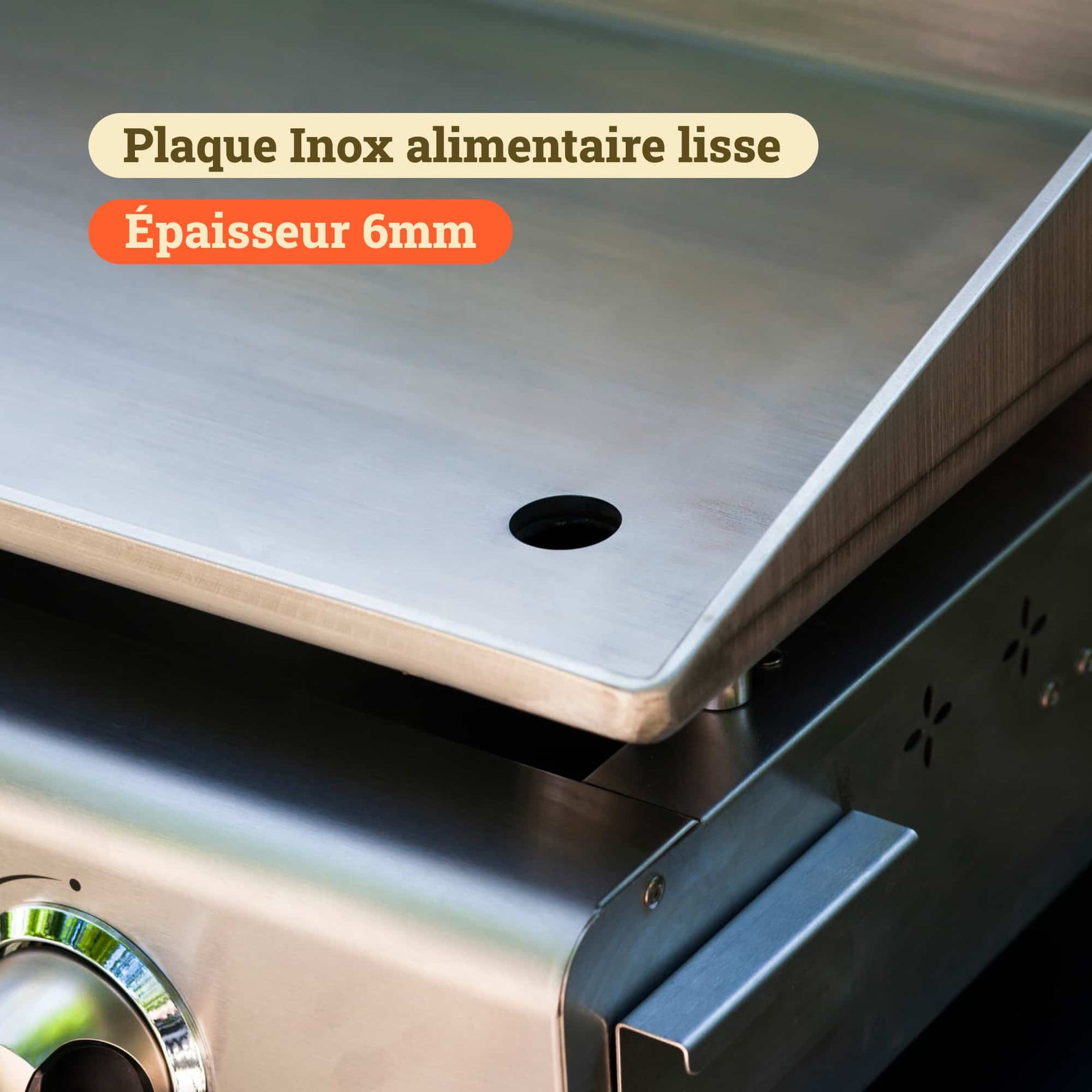 Close-up of a Vivaplancha griddle showing the smooth 6 mm thick food-grade stainless steel plate, with integrated drainage at the front.