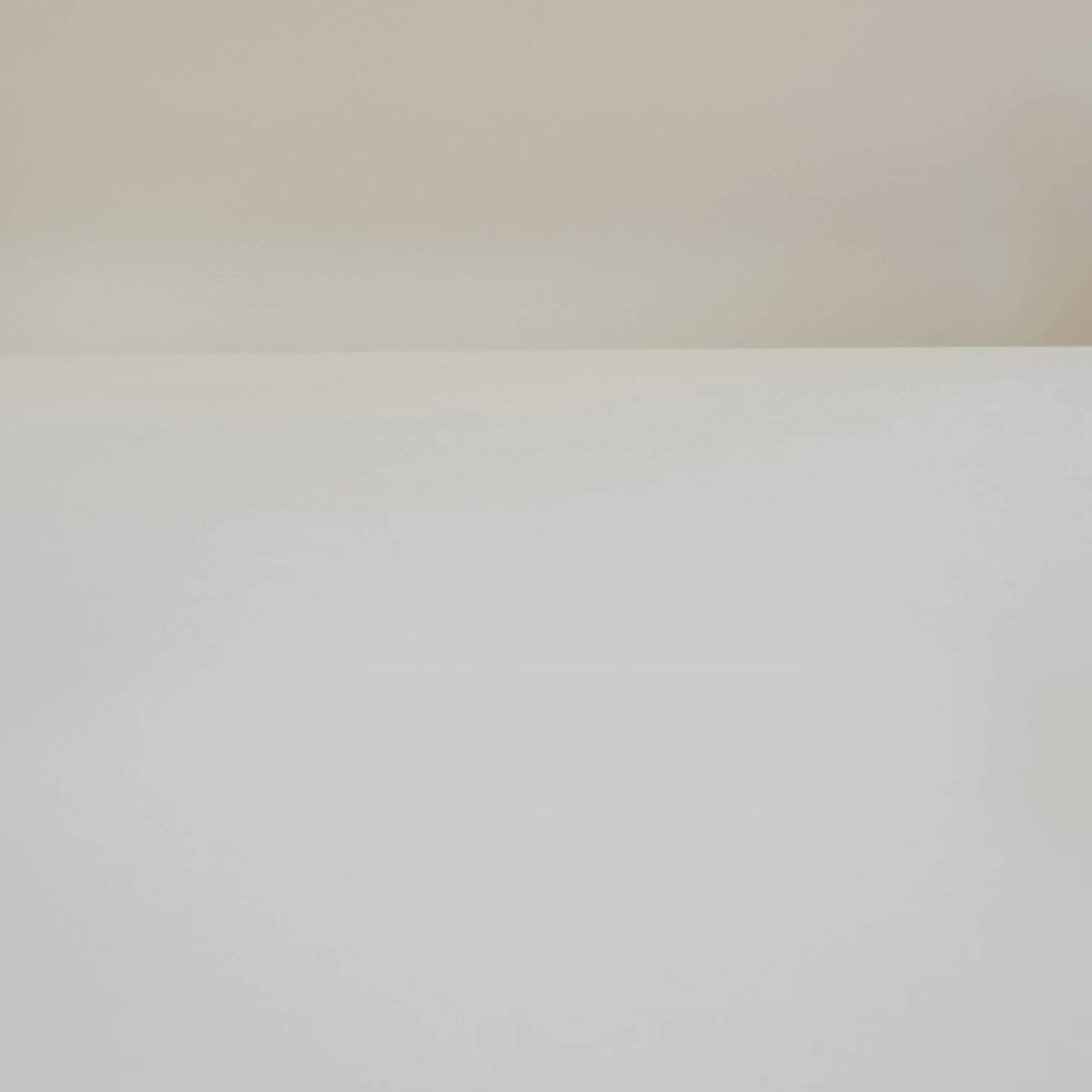 Vidéo présentant plusieurs bougies Totem L aux différentes couleurs : Vert d’eau, Bleu marine, Rouge oxyde, Beige ivoire et Brun terre de sienne. On y voit les bougies empilées et disposées en avant-plan, avec leurs mèches en bois apparentes et leurs céramiques brillantes.