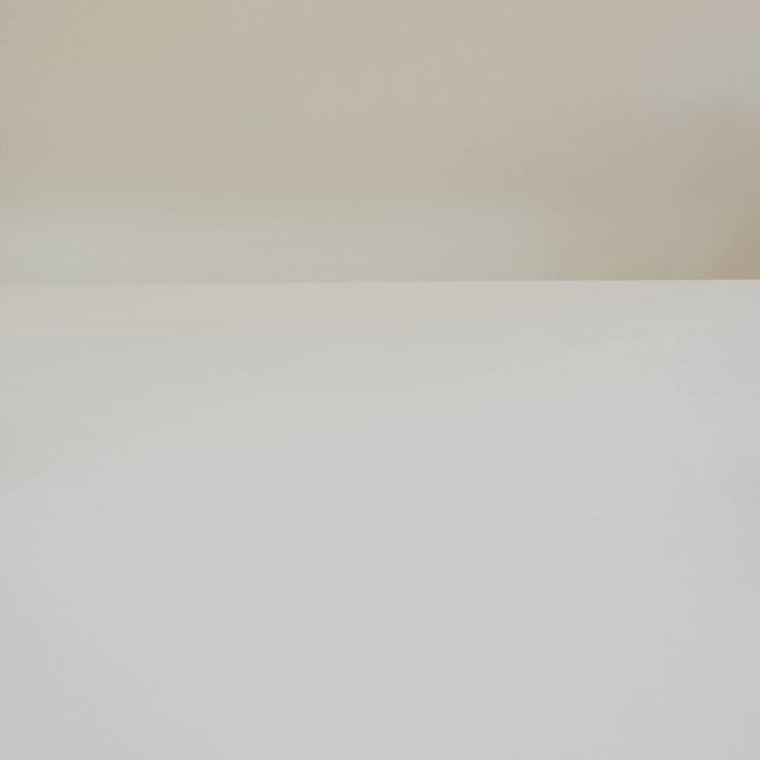 Vidéo montrant plusieurs bougies Totem S aux couleurs Rouge oxyde, Beige ivoire, Brun terre de sienne, Bleu marine et Vert d’eau. Les bougies sont disposées en piles puis allumées, révélant leurs mèches en bois et la flamme, avant de s’éteindre avec une légère fumée.