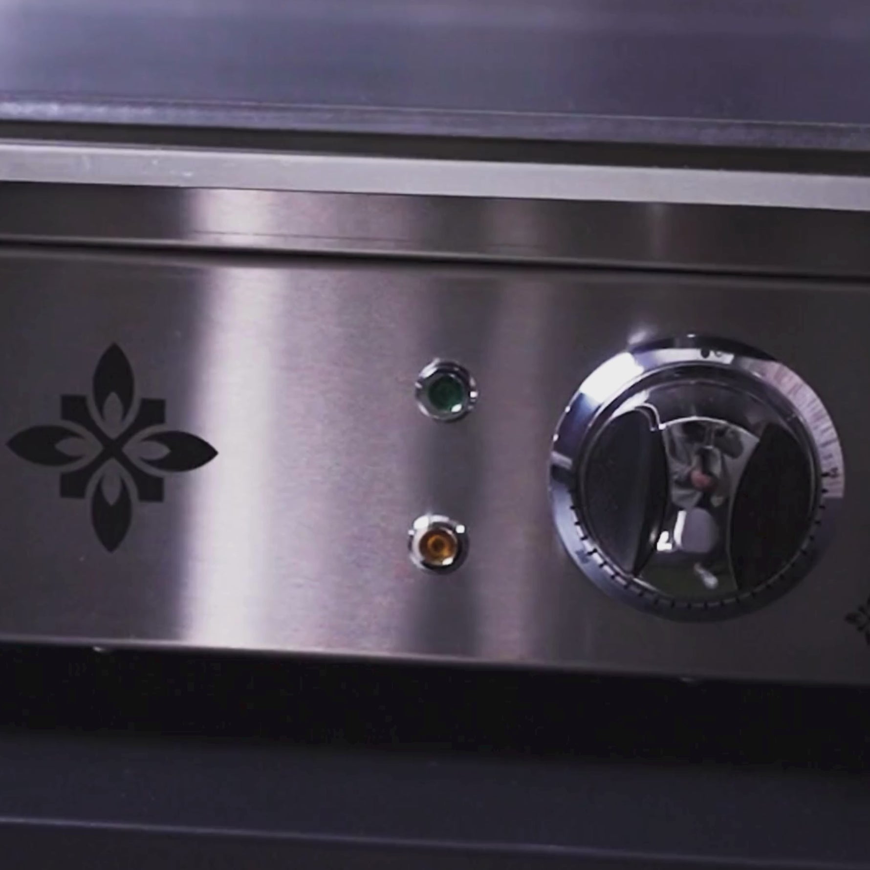 Vidéo présentant la plancha électrique vivaplancha avec des zooms successifs sur ses détails : boutons de réglage, finitions inox et bac récupérateur de graisse.