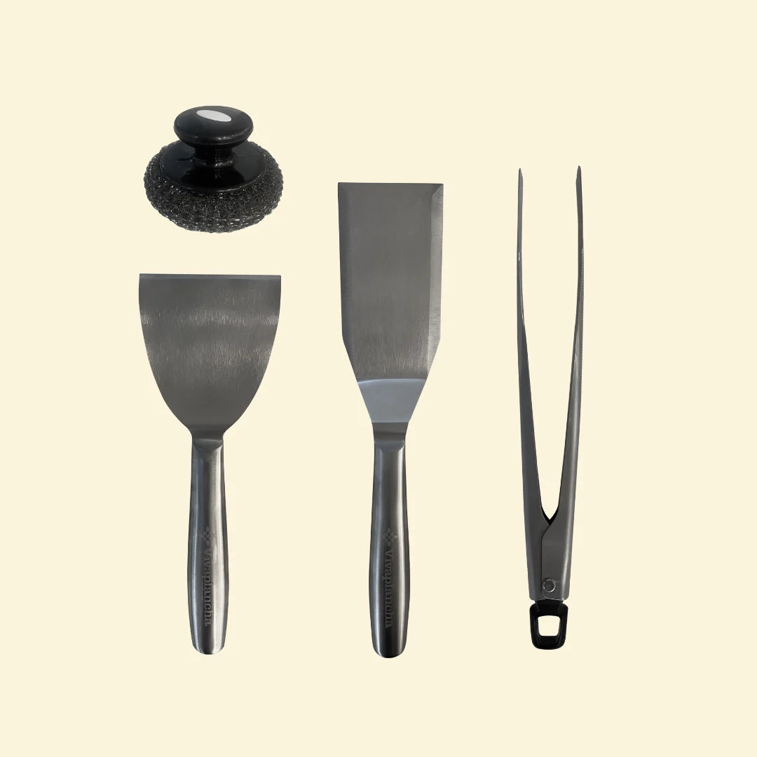 Kitchen accessory set: spatula, tongs and meat press for griddle.