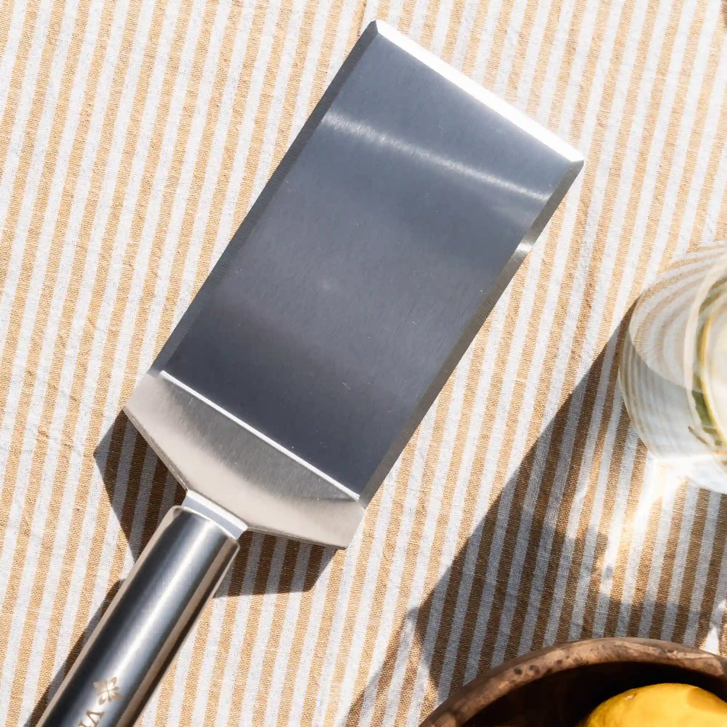 Gros plan sur la palette large de la spatule XL Vivaplancha